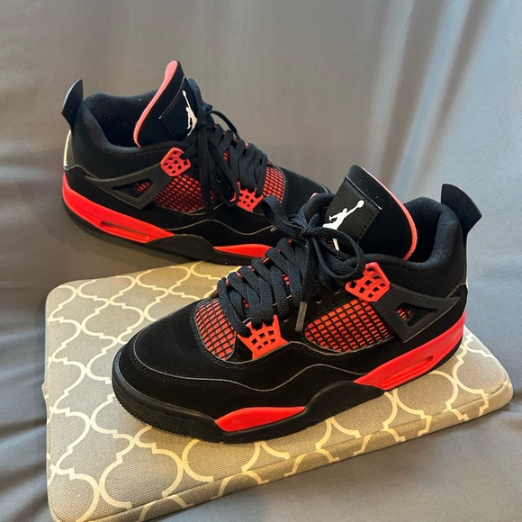 Jordan 4 Retro
Thunder Red” - Picture 9 of 13